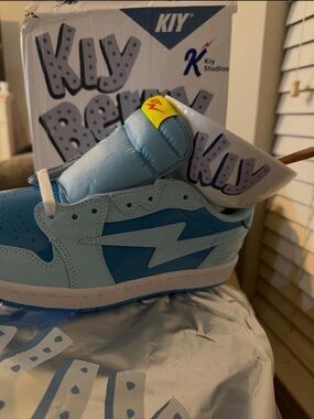 Men’s Light Blue Low-Top Sneakers